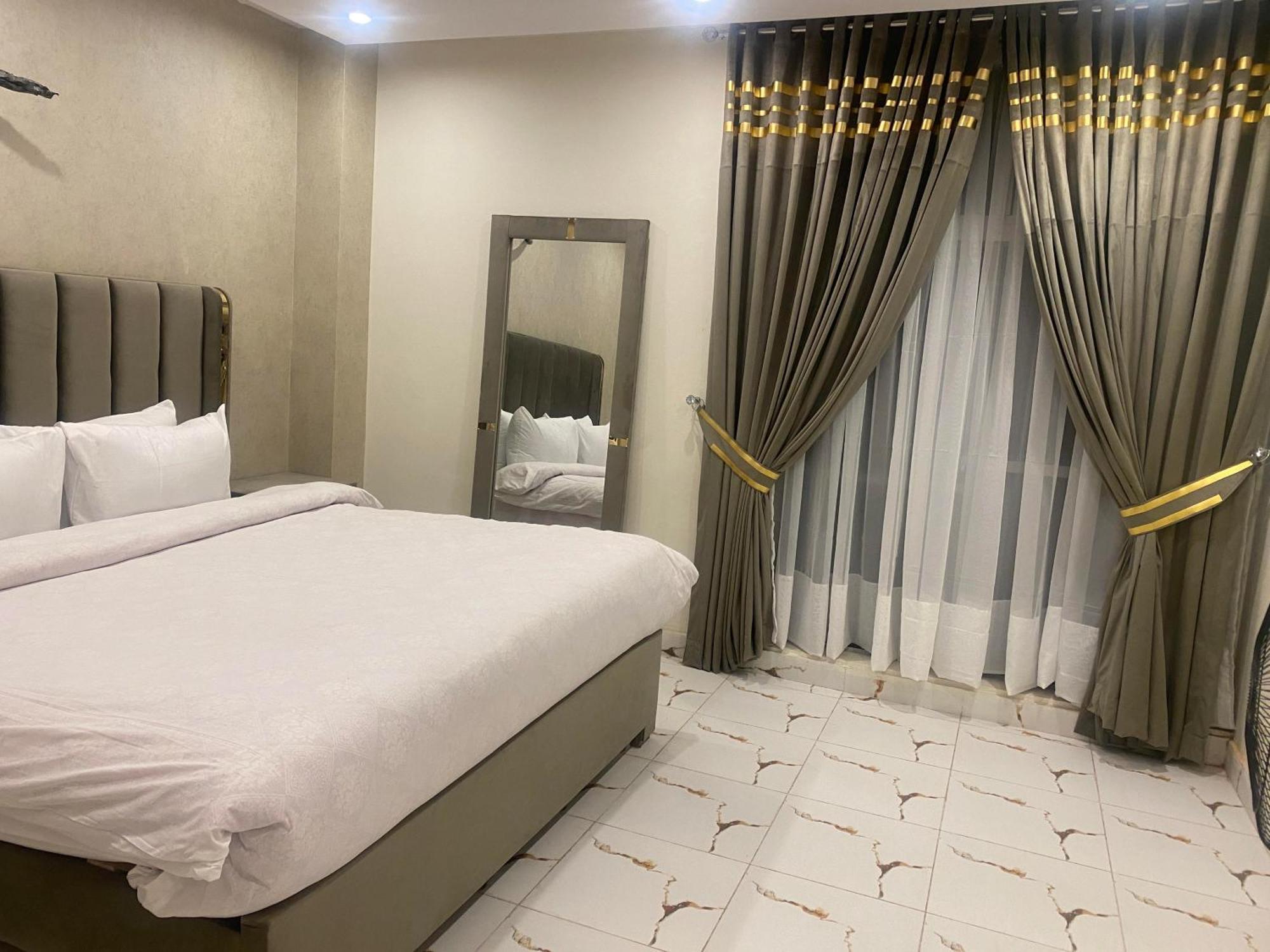 Luxe Suites Bahria Town Lahore Exterior photo